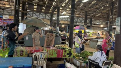ทศบาลตำบลโชคชัย ลงพื้นที่สำรวจข้อมูลผู้ค้าตลาดเย็น